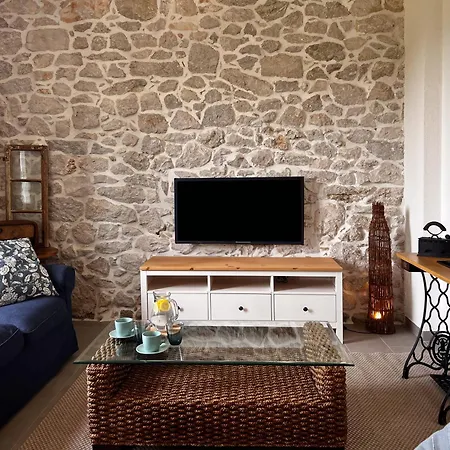 Maslina Stone House *