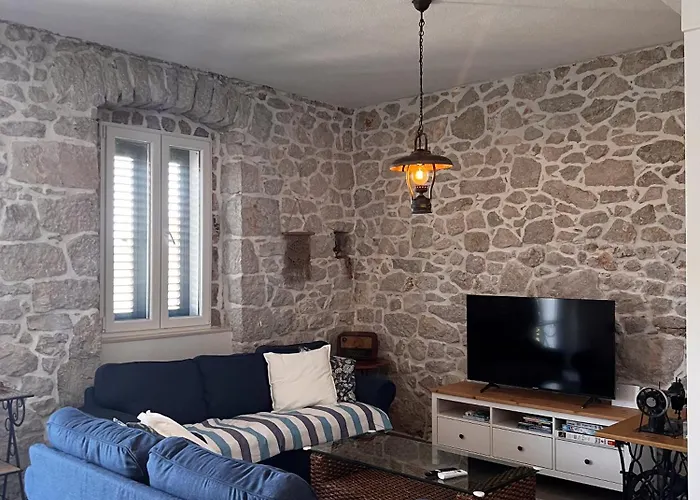 Maslina Stone House Apartment *